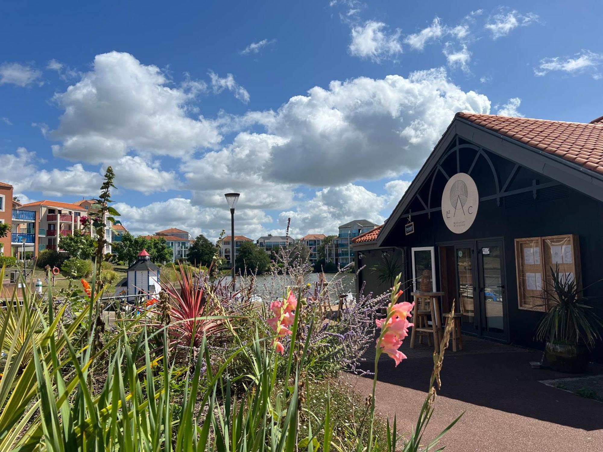 Fleurs Du 2 Adultes Et 2 Enfants Avec Terrasse Vue Sur Le Et Acces Parc Aquatique Gratuit Apartment *